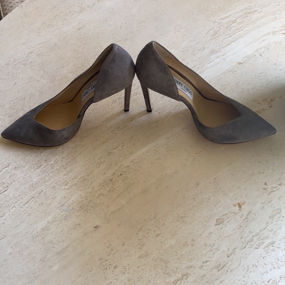 JIMMY CHOO GREY SUEDE DORSAY PUMP. NWT - Picture 3 of 8